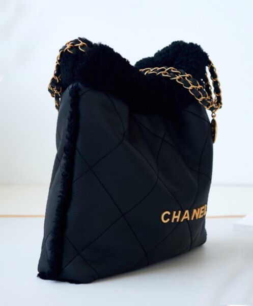 Chanel 22 Small Handbag AS3260 2