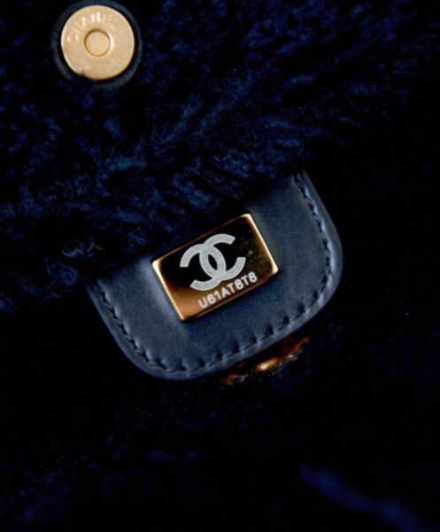 Chanel 22 Small Handbag AS3260 8