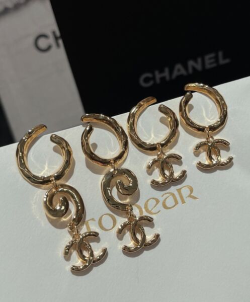 Chanel Earrings AB8509 Golden 4