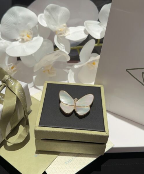 Van Cleef & Arpels Women's Butterfly Clip White 2